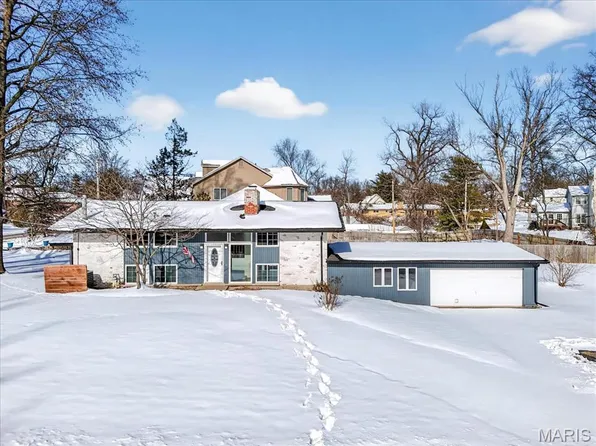 1 Hill North Dl, Saint Louis, MO 63132