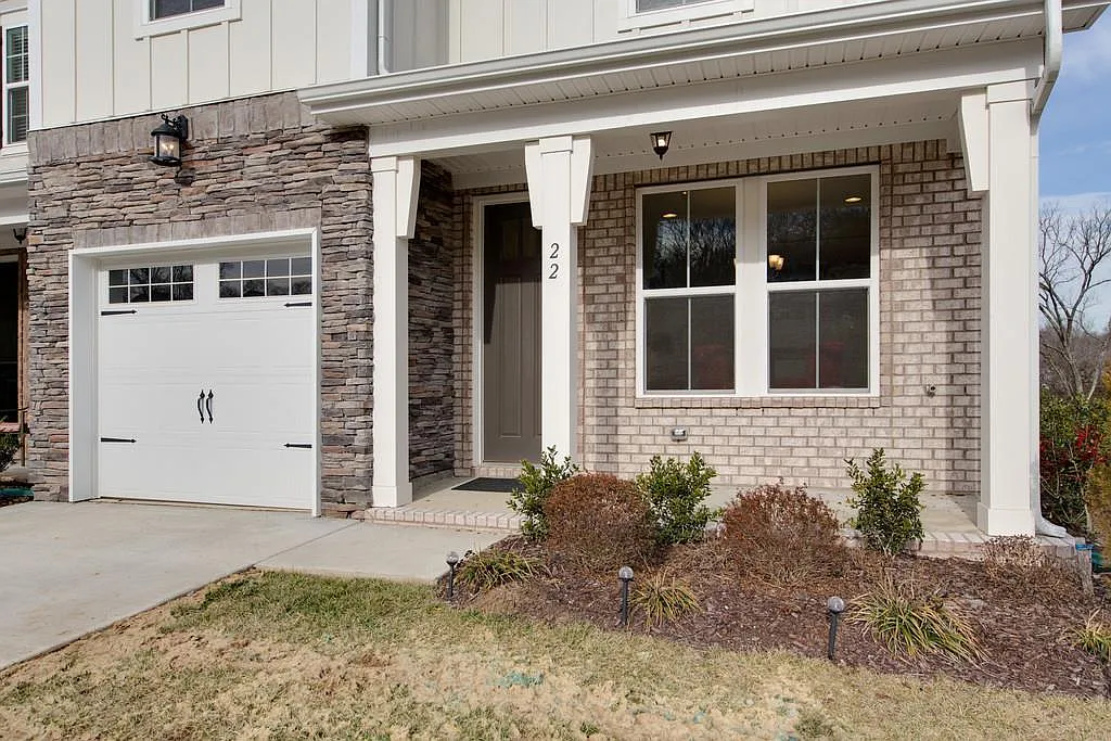 22 Baileys Br — Photo 2