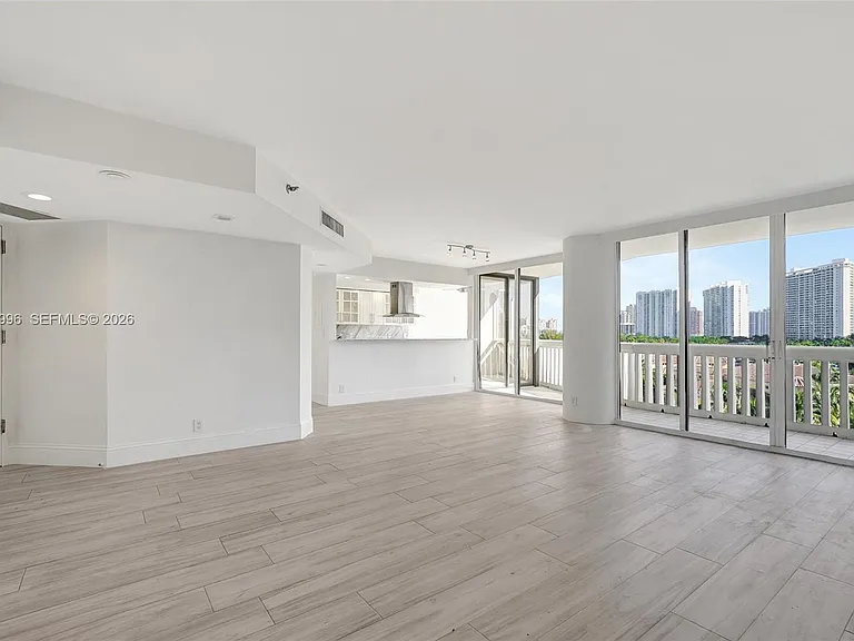 1000 Island Blvd #707 — Photo 3