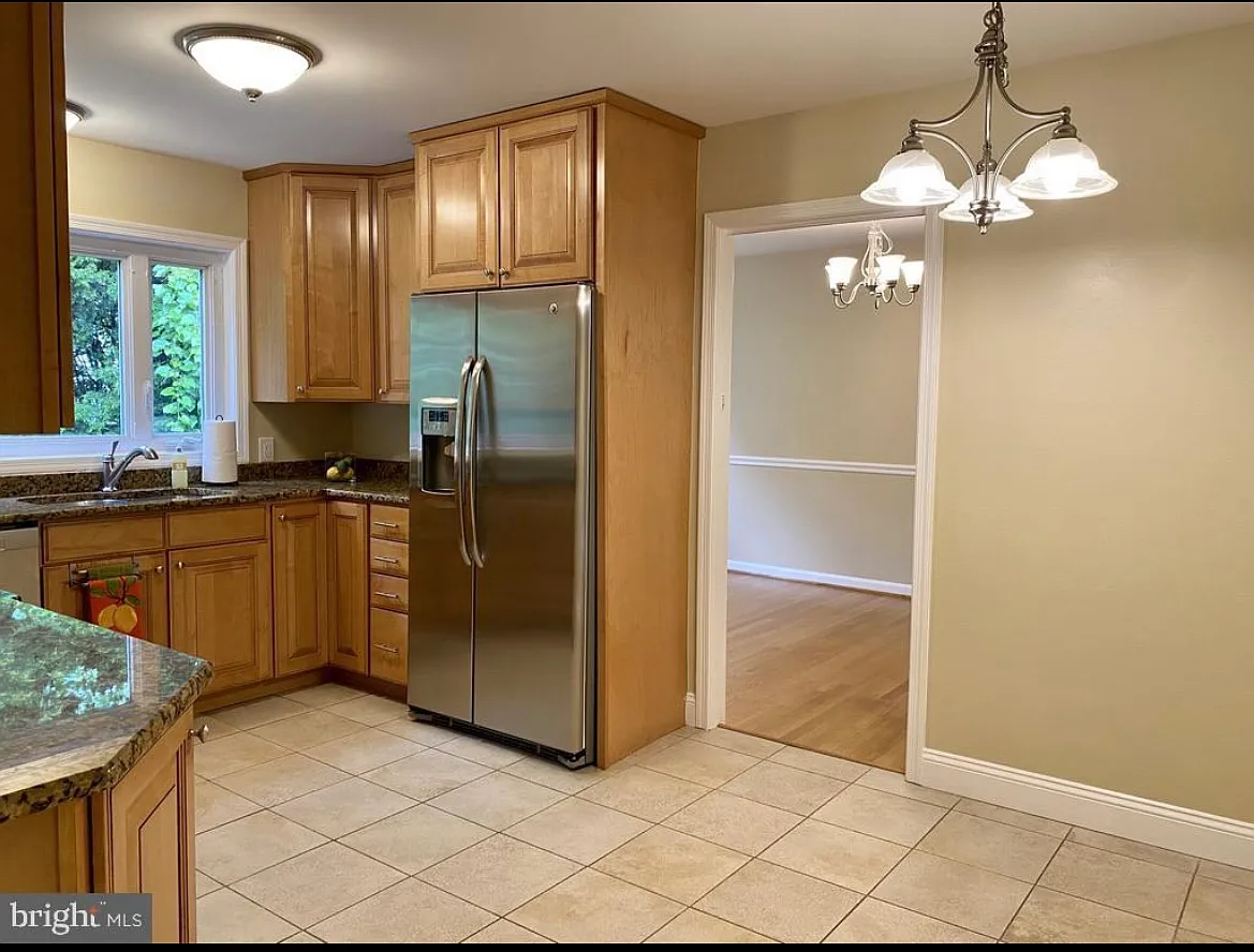 4 bed, 2700 sqft, $5,400 — Photo 3