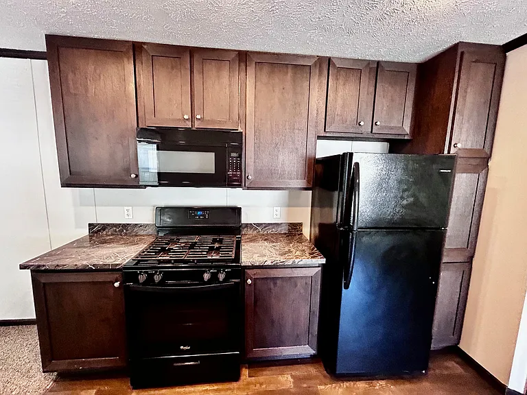 Hickory Knoll — Photo 33