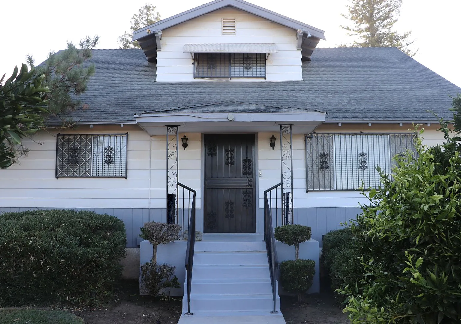 3214 S Leonard Ave. — Photo 1