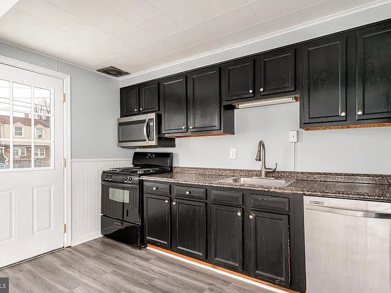 2020 Dineen Dr — Photo 3