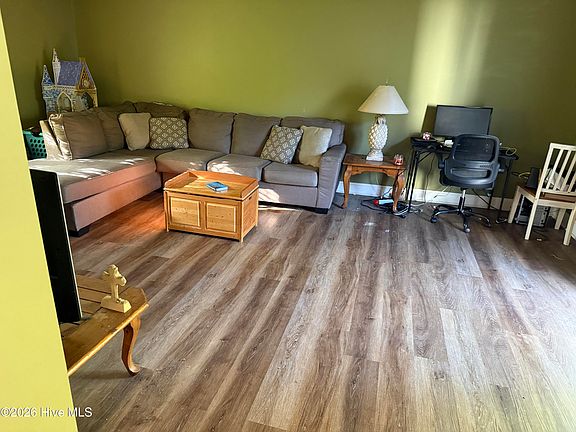 3rd image of 532 Hillcrest Drive