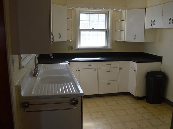 3rd image of 3514 Benninghofen Ave #1