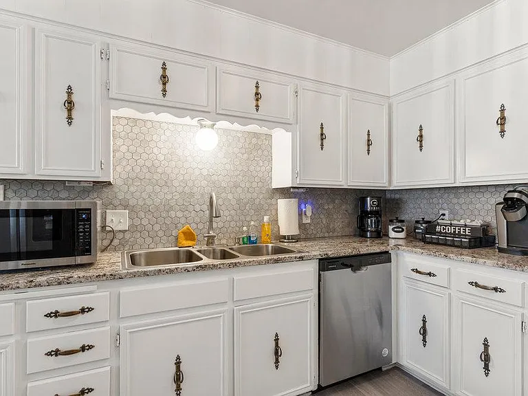 E 63rd Pl — Photo 20
