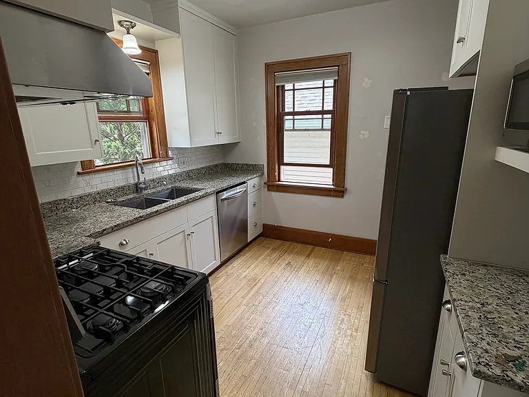 516 Washington St S — Photo 17