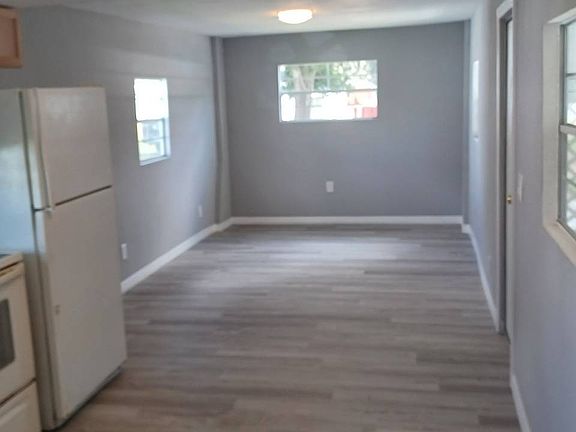 4th image of 9 Collier Ave