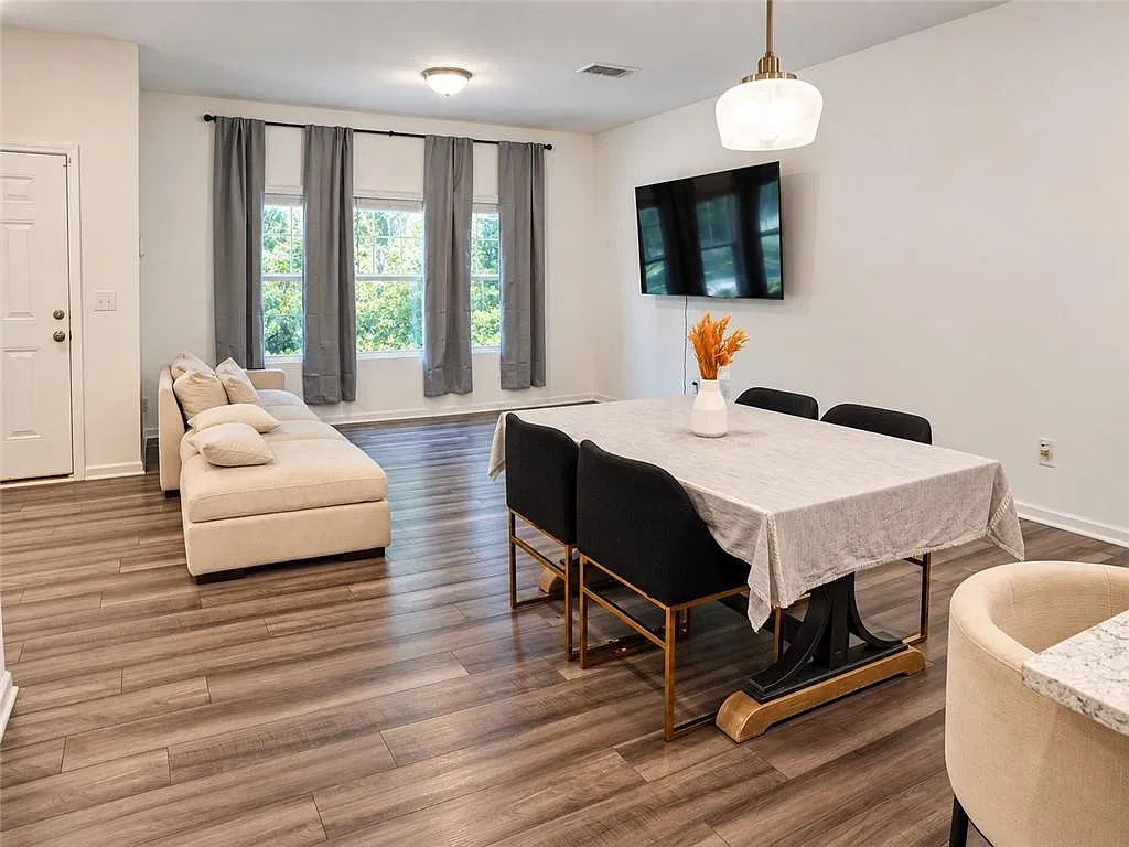 3 bed, 2.5 bath, 1582 sqft, $2,200 — Photo 4