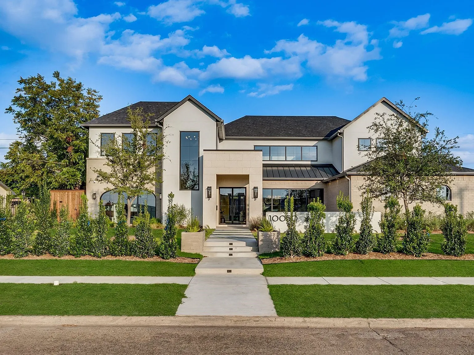 5 bed, 6.5 bath, 6100 sqft, $28,000 — Photo 2