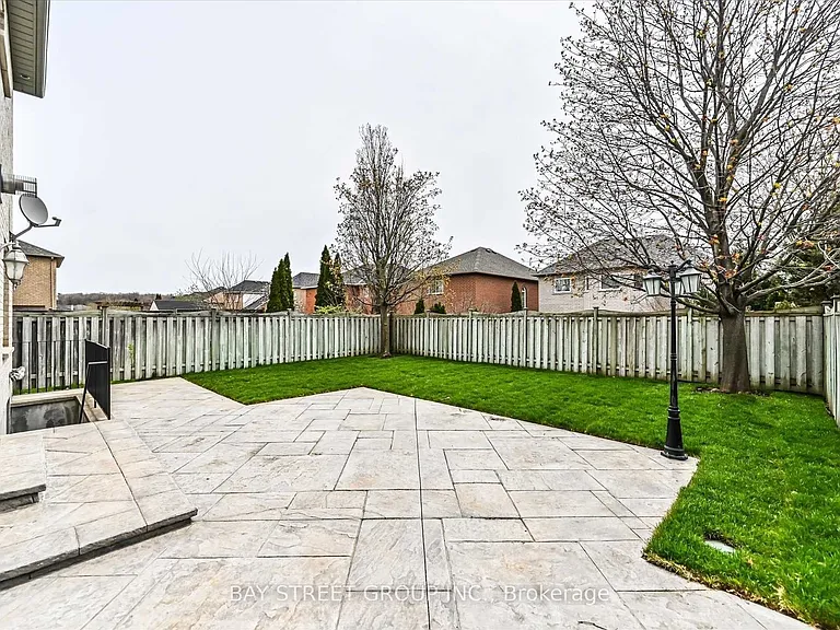 25 Kirkbride Cres — Photo 1