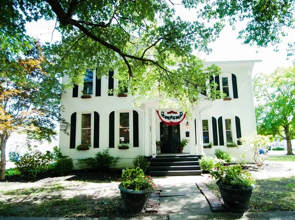 1012 S College Ave, Aledo, IL 61231