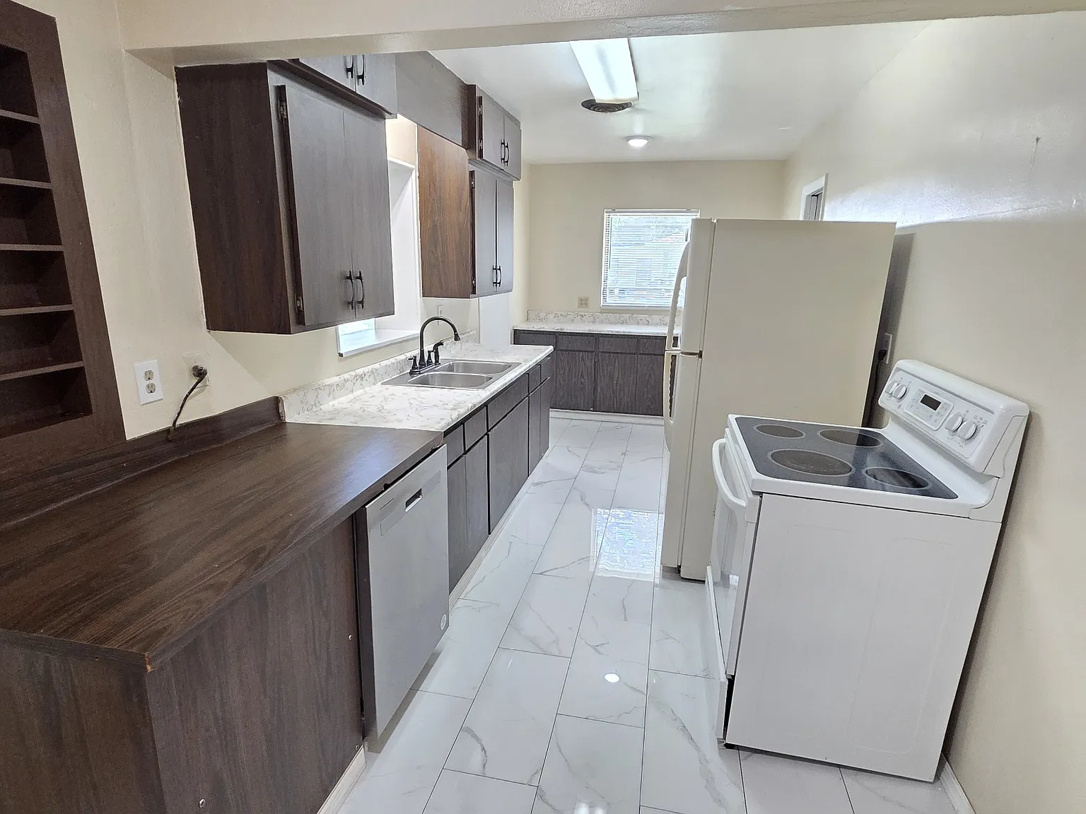 4 bed, 2285 sqft, $2,000 — Photo 2
