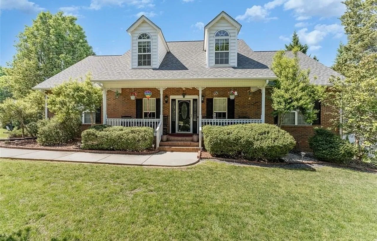 3 bed, 2.5 bath, 2200 sqft, $2,350 — Photo 1