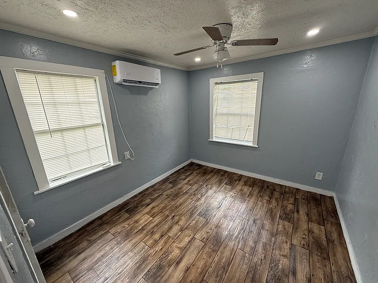 121 E Edgefield Ave — Photo 4