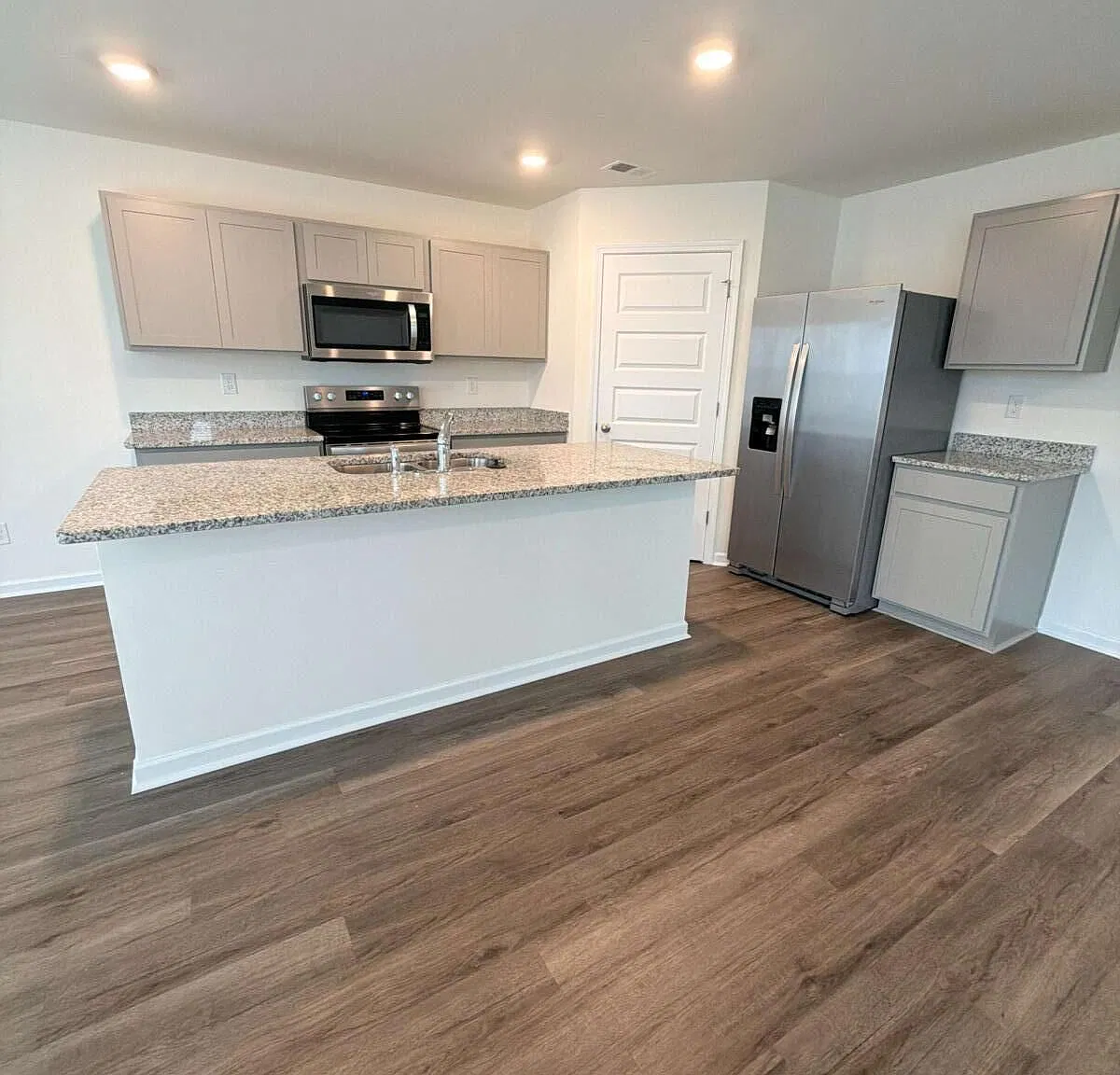 4 bed, 2.5 bath, 1929 sqft, $1,999 — Photo 3