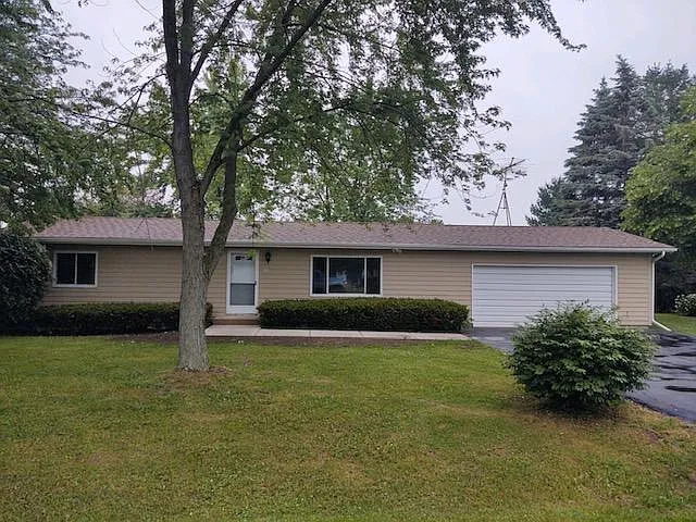 725 Country Ln — Photo 1