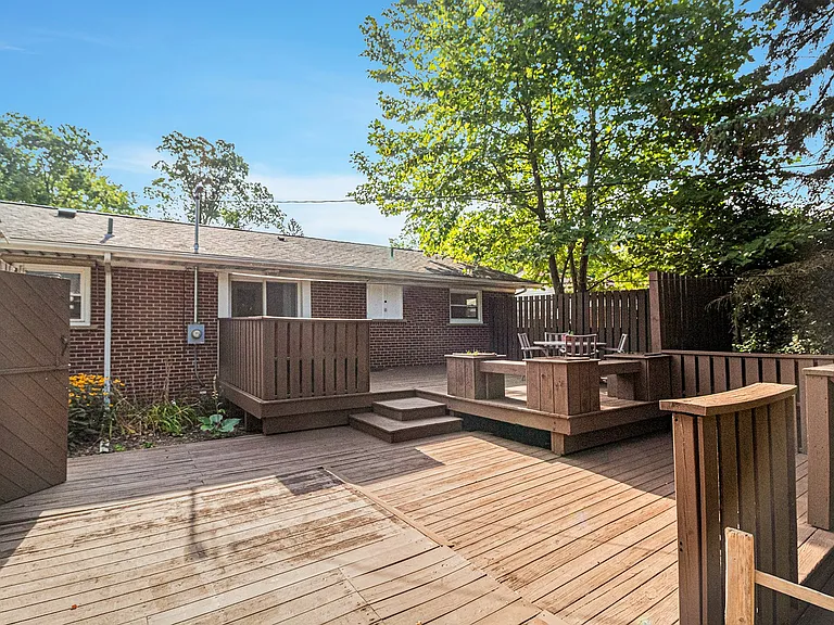 1035 N Maple Rd — Photo 4