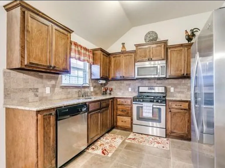 2400 Golden Ln — Photo 8