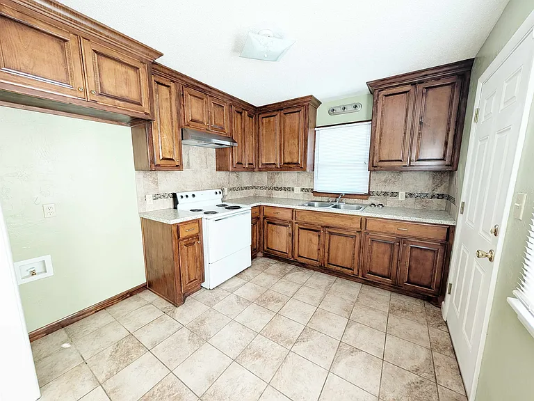 5600 S Rockwood Ave — Photo 5