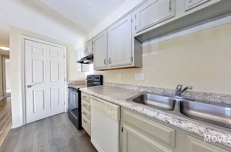 1641 Arlyn Cres E — Photo 5