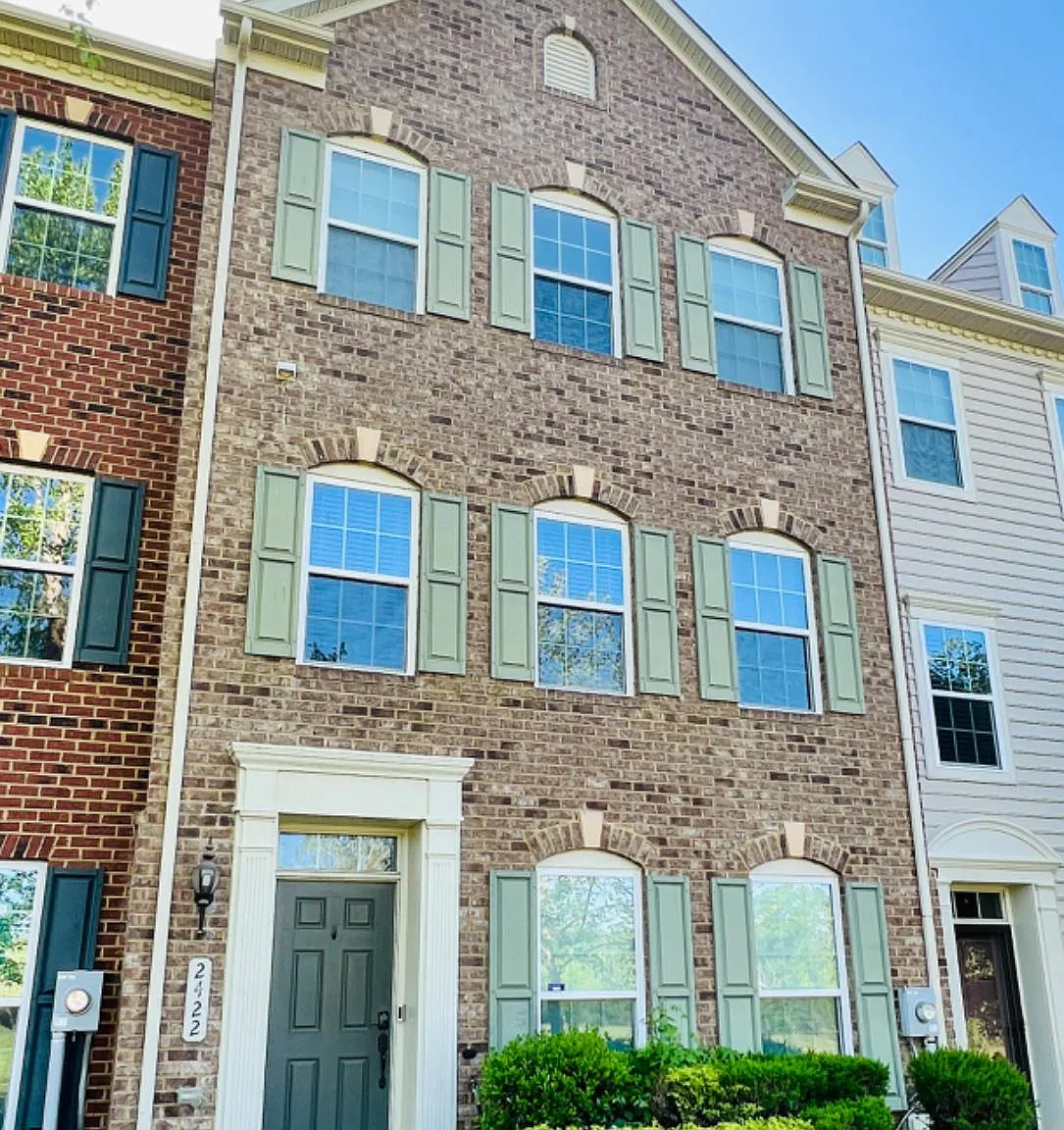 3 bed, 4.0 bath, 2394 sqft, $3,200 — Photo 2
