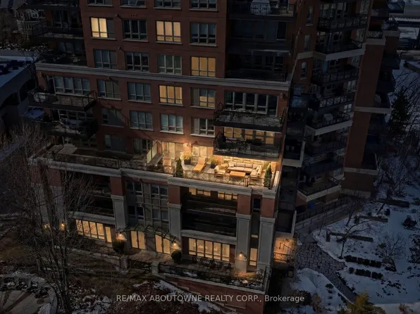 111 Forsythe St #401, Oakville, ON L6K 3J9