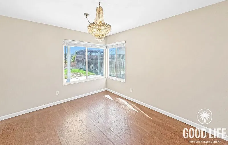 4 bed, 2.5 bath, 2201 sqft, $4,600 — Photo 4