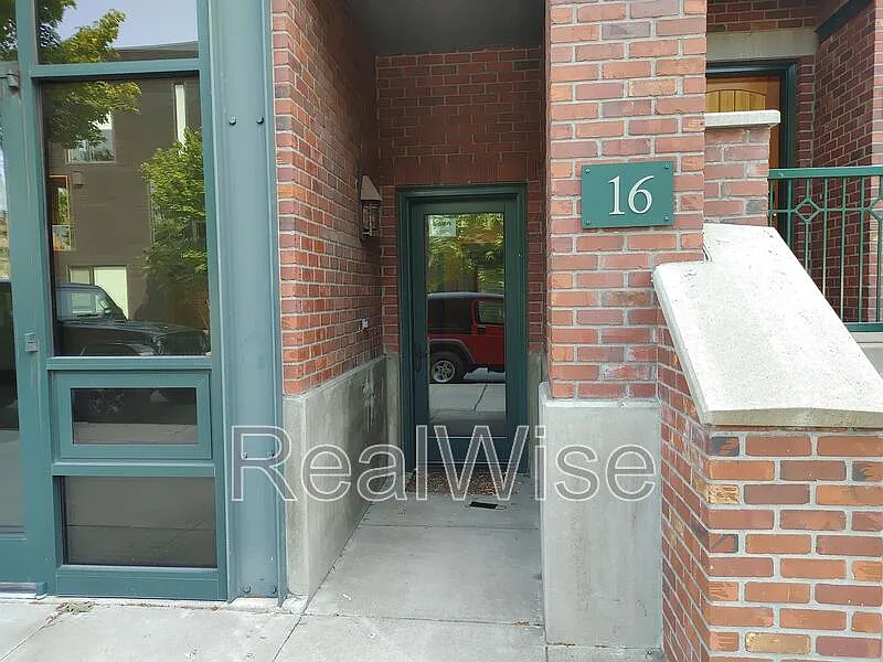 2 bed, 2.5 bath, 3264 sqft, $3,900 — Photo 2