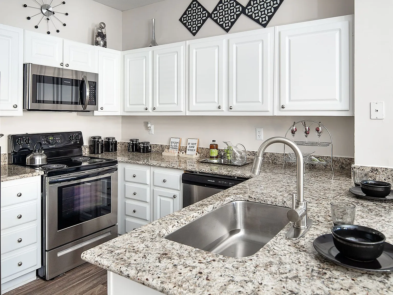 Manchester Place Apartments — Photo 4