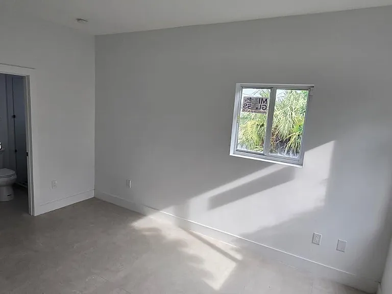 141 NW 11th St — Photo 11