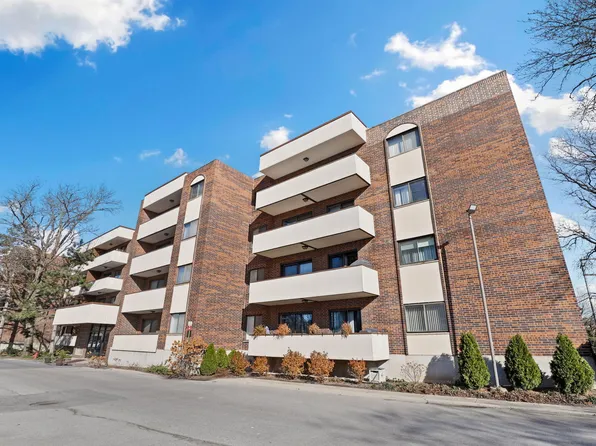 9240 N Gross Point Rd #106, Skokie, IL 60077