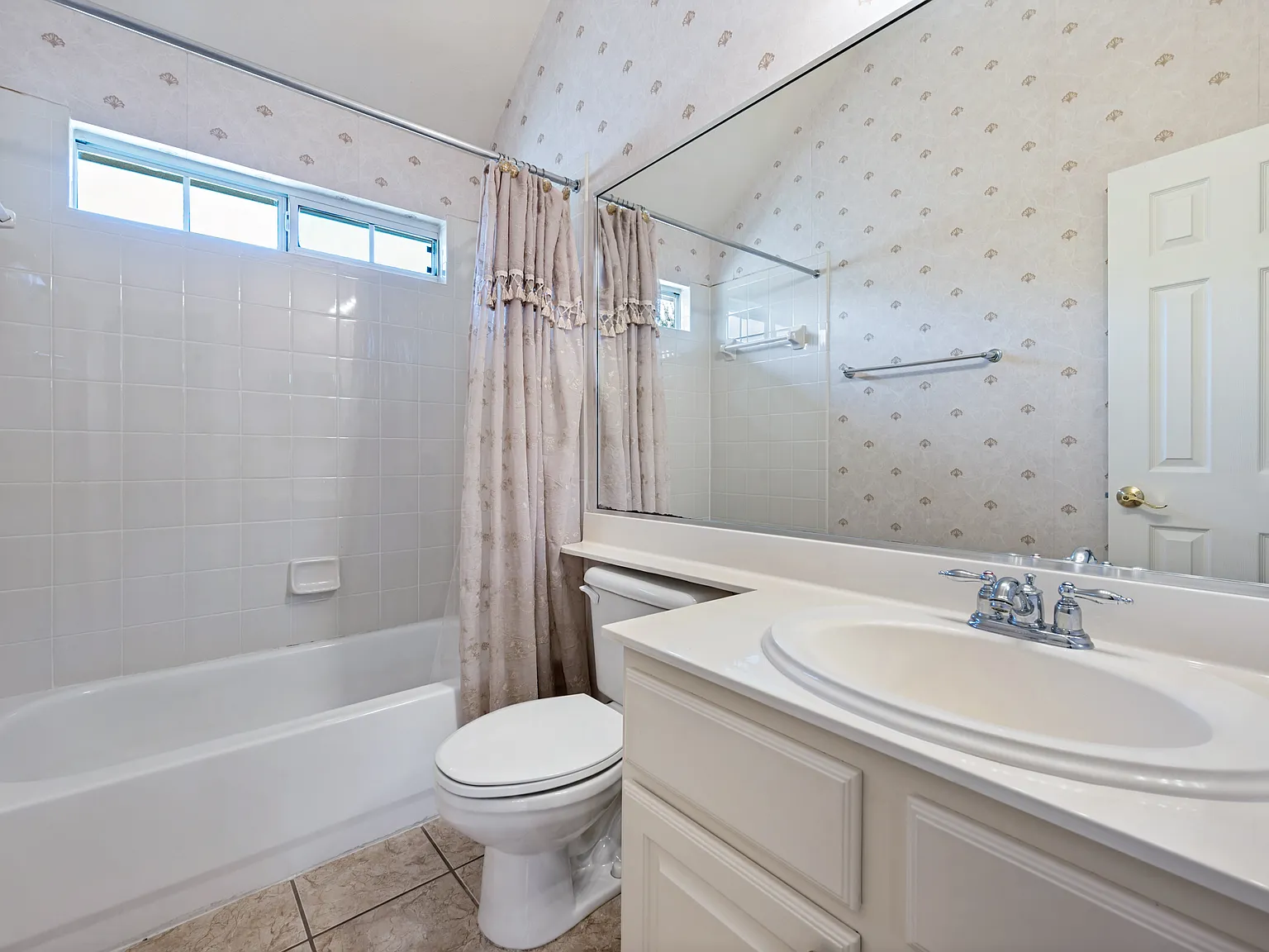 4 bed, 3.5 bath, 3212 sqft, $3,200 — Photo 2