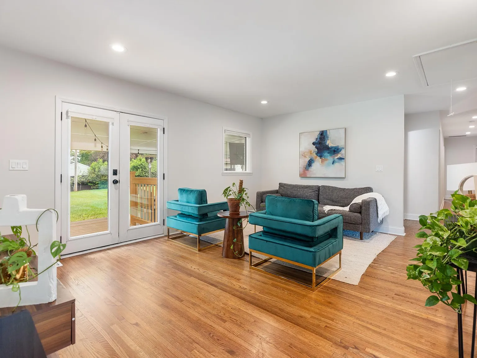 916 Bridlepath Ln — Photo 4