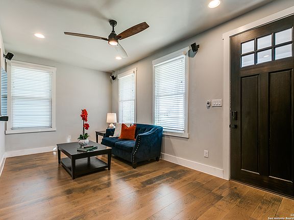 3rd image of 305 E Courtland Pl