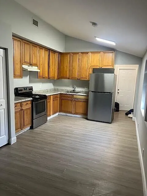 4 bed, 2.0 bath, 1370 sqft, $2,900 — Photo 2