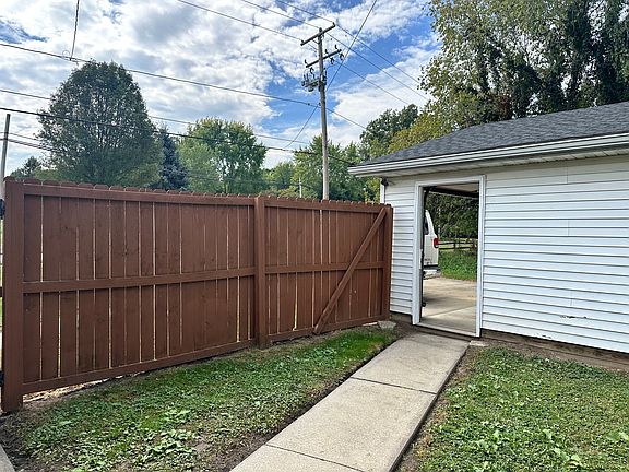 Private court between house & garage