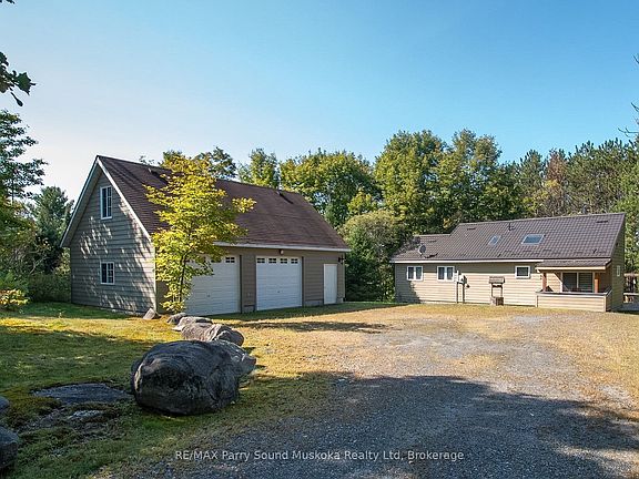 3rd image of 587 Centre Rd