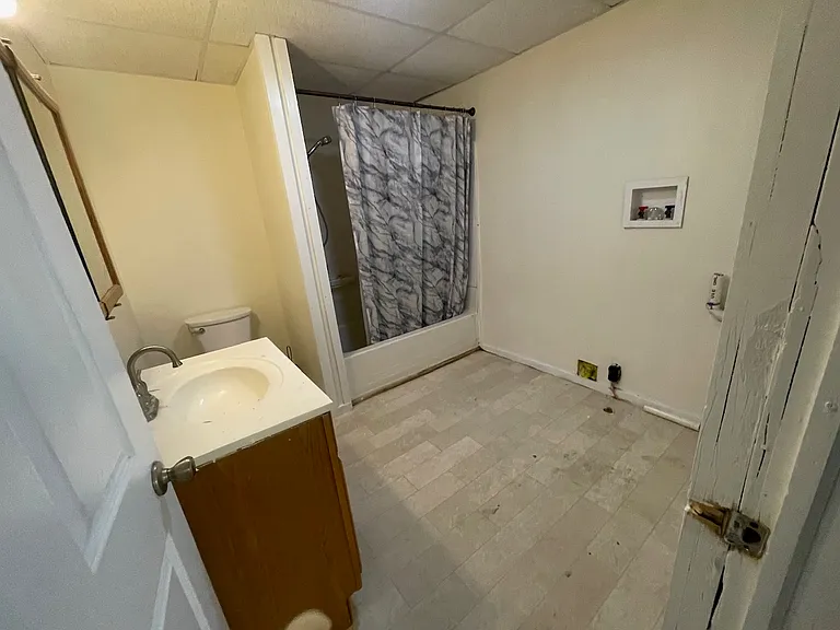 bath with washer dryer hookups