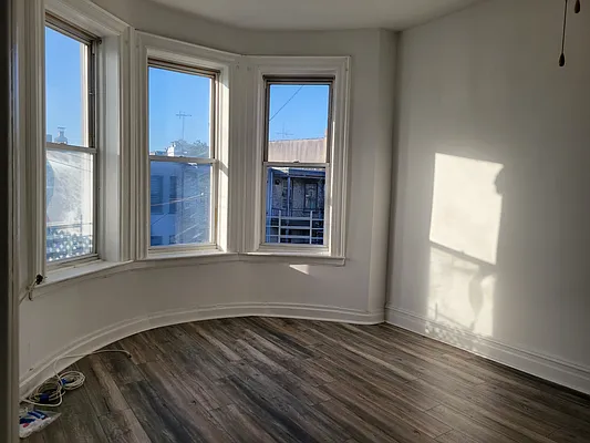 Rented by MCR Realty | media 19