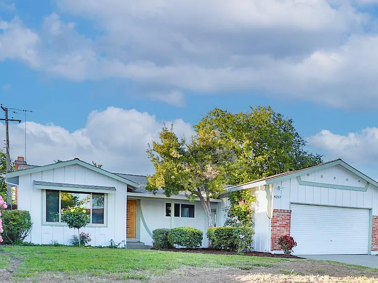 8257 Lake Forest Dr — Photo 2