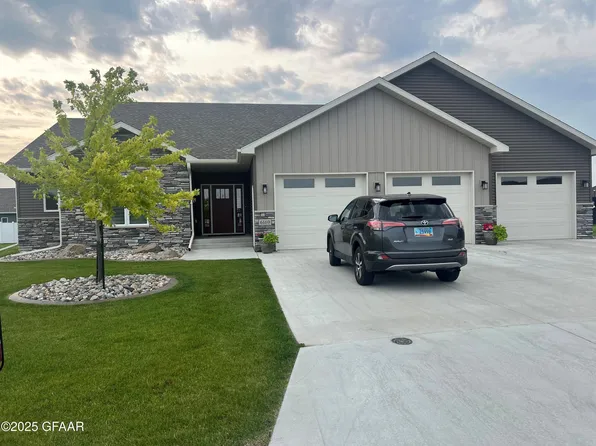 6160 Camellia Cir, Grand Forks, ND 58201