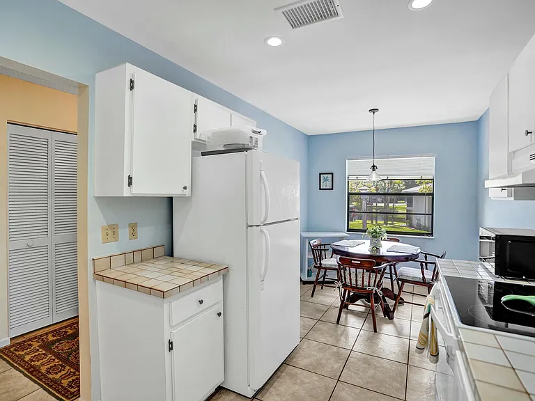 19 Stratford Dr E #F — Photo 4