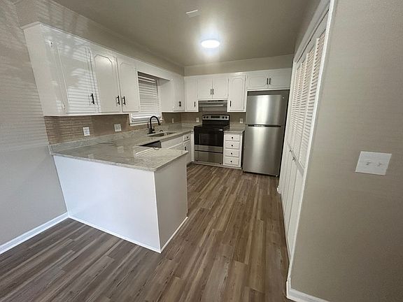 5th image of 19 Woodpond Ct