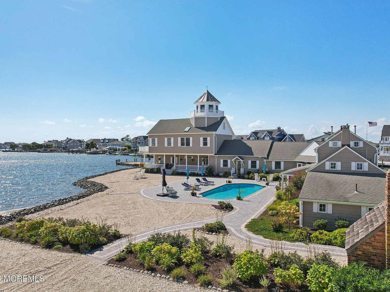 7 bed, 5.5 bath, 5985 sqft, $30,000 — Photo 1