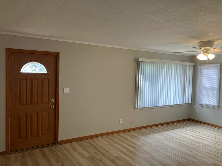 508 E Buckner St — Photo 7