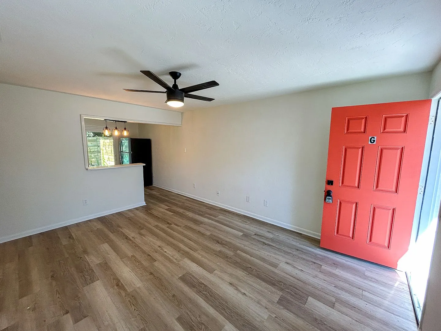 Fully Renovated 1/1 - Move-in Special - 50% off First Month's Rent — Photo 2