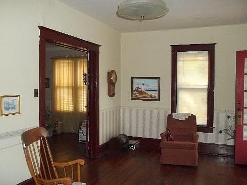 3rd image of 105 Park Ave S