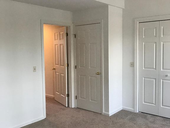 Back bedroom with loft