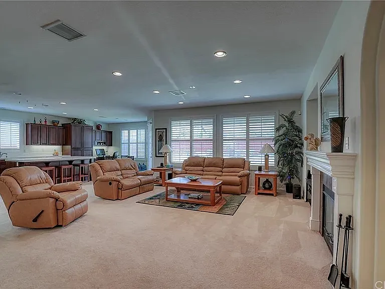 4 bed, 2325 sqft, $3,295 — Photo 3
